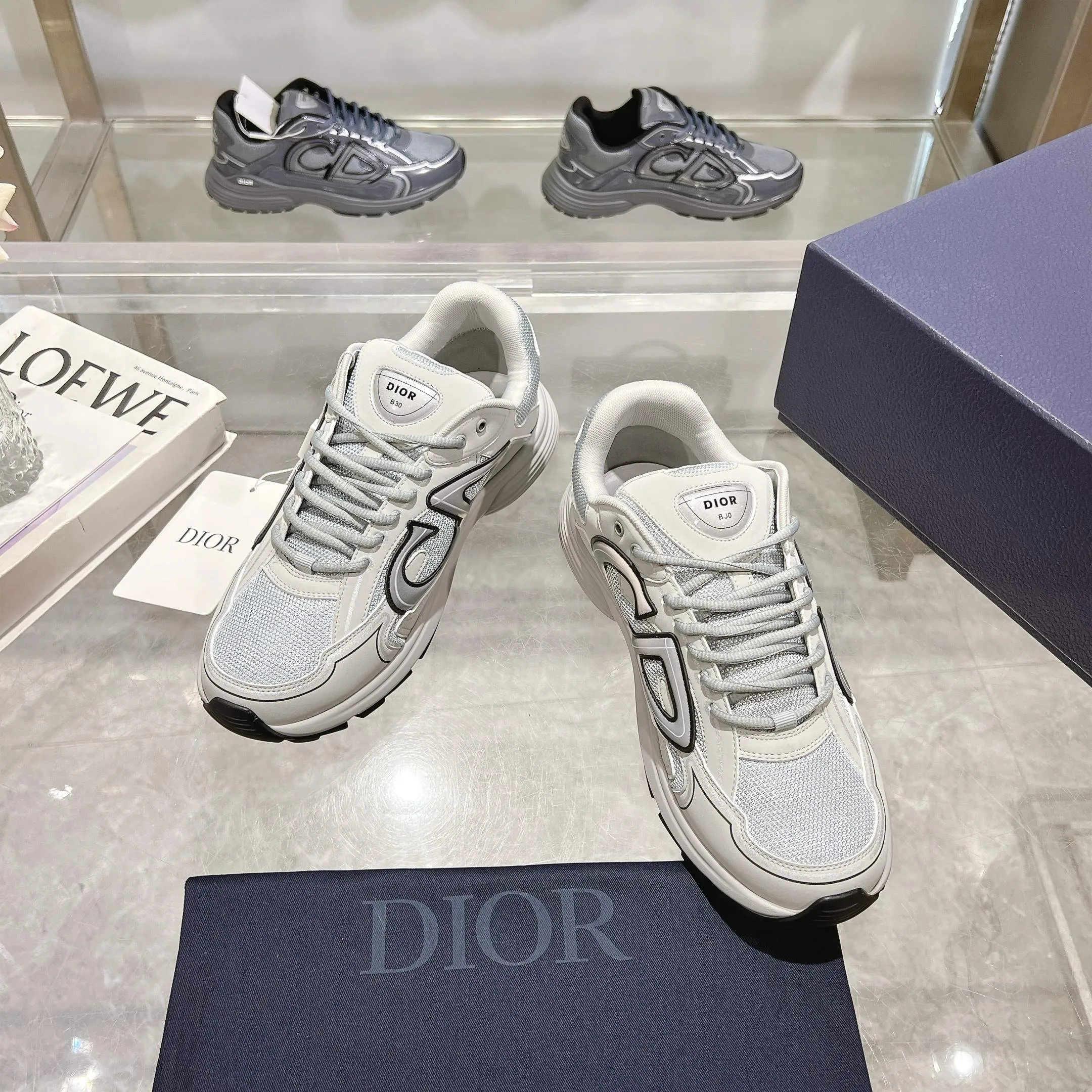 👟👟Ex-factory price 520👟👟 H612 high version B30 low-top sneakers are one of the flagship styles of this series. Crafted from mesh and technical fabrics, it's finished with a reflective 'CD30' graphic and 'DIOR B30' and 'CD30' logos on the heel and tongue. The extra-light, sculpted rubber sole adds style with signature accents, while internal stretch details create ideal comfort. Can be paired with a variety of casual looks to show a fashionable, modern and sporty style. ✅Size: 35-47 (45-46-47 customized, non-returnable and non-exchangeable) ✅Sole material: Original ultra-light IP sole ✅Packaging: Brand new counter packaging
